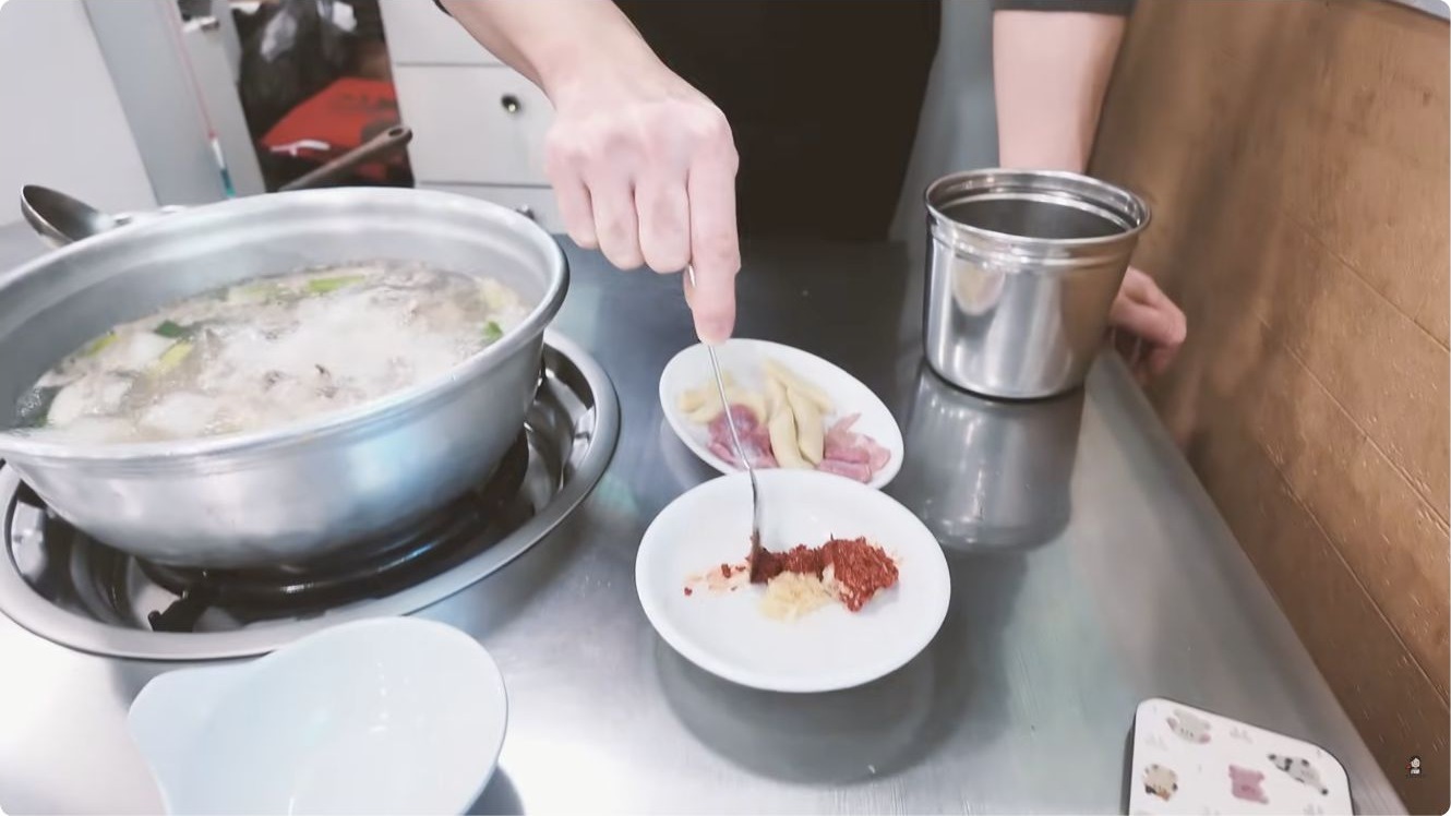 사장님이 직접 닭한마리 소스 만드는 법을 알려주는 실제 영상 장면